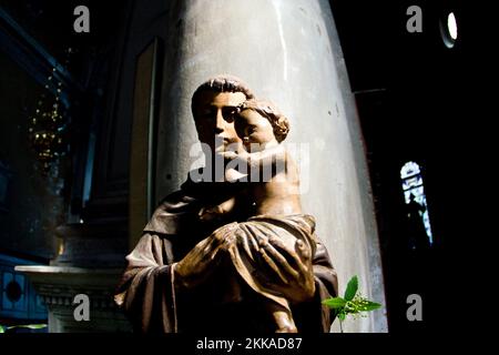 Venedig, Italien - 10. April 2007: Friedhofsinsel San Michele, Figur in der Kirche, anmutig und heilig mit Kind im Arm Stockfoto