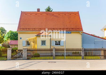 München, Deutschland - 26. Juni 2010: Typisches älteres Haus in einem Wohngebiet in einer Vorstadtstraße von München, Deutschland. Stockfoto