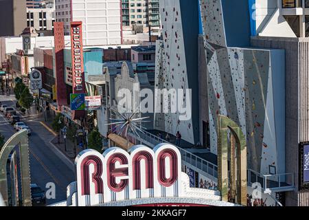 Reno, USA - 17. Juni 2012: Luftaufnahme zur Kreuzung der Commerce Row mit dem Carson Reno Highway mit klassischer Straßenlaterne und Reno-Eingangstor. Stockfoto