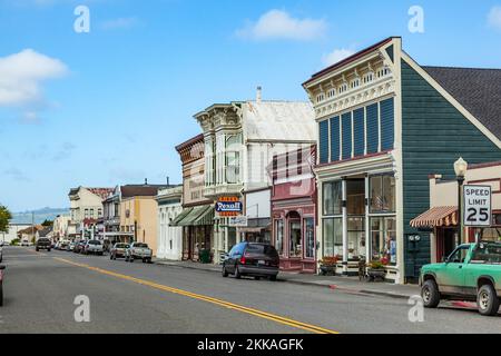 Ferndale, USA - 18. Juni 2012: Viktorianische Schaufenster in Ferndale, USA. Die Stadt zeigt Dutzende gut erhaltene viktorianische Schaufenster und Häuser. Stockfoto