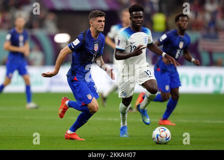 Christian Pulisic aus den USA und Bukayo Saka aus England (rechts) während des Spiels der Gruppe B der FIFA-Weltmeisterschaft im Al Bayt Stadium, Al Khor. Foto: Freitag, 25. November 2022. Stockfoto