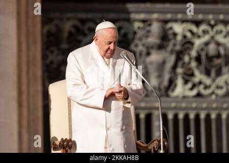 Vatikan, Vatikan. 23.. November 2022. Papst Franziskus leitet sein traditionelles Mittwoch-Publikum Petersplatz im Vatikan. (Kreditbild: © Stefano Costantino/SOPA Bilder über ZUMA Press Wire) Stockfoto