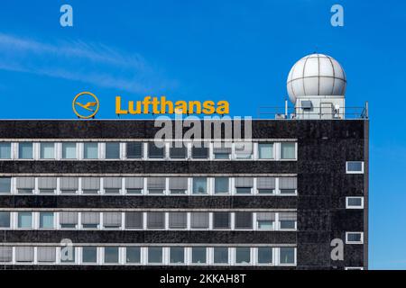 Hamburg, 20. März 2014: Fassade des Lufthansa Technik Gebäudes in Hamburg mit Lufthansa Logo von außen. Stockfoto