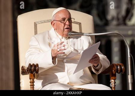 Vatikan, Vatikan. 23.. November 2022. Papst Franziskus hält seine Rede nach seinem traditionellen Mittwochstreffen in St. Petersplatz. (Kreditbild: © Stefano Costantino/SOPA Bilder über ZUMA Press Wire) Stockfoto