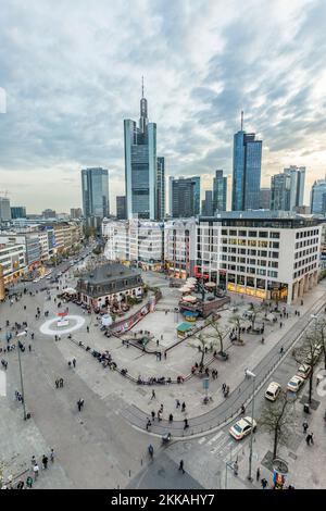 Frankfurt, Deutschland - 3. April 2014: Blick auf die Skyline mit der Hauptwache in Frankfurt, Deutschland. Die Hauptwache ist ein zentraler Punkt und einer der berühmtesten Stockfoto