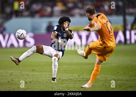 Foto Fabio Ferrari/LaPresse 25 Novembre 2022 Doha Khalifa Stadium, Katar - Sport - Calcio - Katar 2022 - Coppa del Mondo FIFA - Olanda vs Ecuador - Gruppo A - Fase a Gironi - Nella foto: Angelo Preciado, 25. November 2022 Doha Khalifa Stadium, Katar - Sport - Fußball - Katar 2022- FIFA Weltmeisterschaft - Niederlande gegen Ecuador - Gruppe A - Gruppenbühne - auf dem Bild: Daley Blind, Angelo Preciado Stockfoto