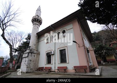 Die Fatih Sultan Mehmet Moschee befindet sich im türkischen Beykoz und wurde im 15. Jahrhundert erbaut. Die Moschee, die mit der Zeit zerstört wurde, war es Stockfoto