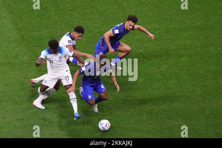 Bukayo Saka und Tyler Adams kämpfen bei einem Fußballspiel zwischen England und den Vereinigten Staaten in Gruppe B der FIFA-Weltmeisterschaft 2022 in Doha, Bundesstaat Katar, am Freitag, den 25. November 2022 um den Ball. BELGA PHOTO VIRGINIE LEFOUR Kredit: Belga News Agency/Alamy Live News Stockfoto