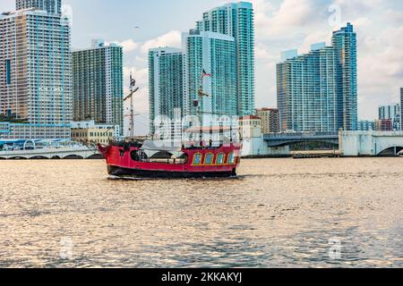 Miami, USA - 28. August 2014: Trödelboot für Sunshine Cruise passiert die Skyline von Miami mit Wolkenkratzer und Panoramablick. Stockfoto