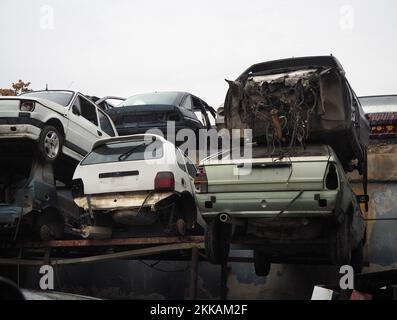 Verschrottet Fahrzeuge, die übereinander gestapelt sind. Stockfoto