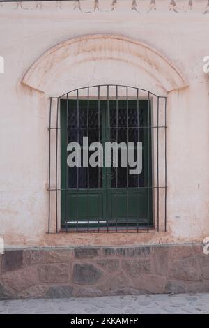 Tilcara, Argentinien. 25. November 2022: Fenster des alten Hauses in Tilcara, Nordargentinien. Stockfoto