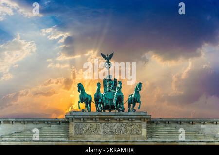 Berlin, Deutschland - 27. Oktober 2014: Brandenburger Tor in Berlin bei Sonnenuntergang. Stockfoto