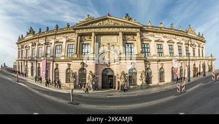 Berlin, Deutschland - 27. Oktober 2014: Text FRIDERICUS im deutschen Historischen Museum, einem historischen Gebäude in Ost-Berlin und zwei Adler als Symbol für Deutschland Stockfoto