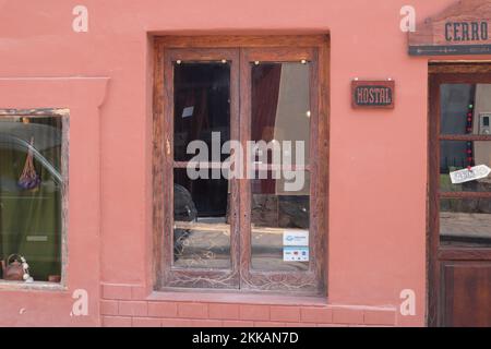 Tilcara, Argentinien. 25. November 2022: Fenster des alten Hauses in Tilcara, Nordargentinien. Stockfoto