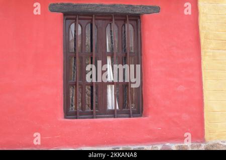 Tilcara, Argentinien. 25. November 2022: Fenster des alten Hauses in Tilcara, Nordargentinien. Stockfoto