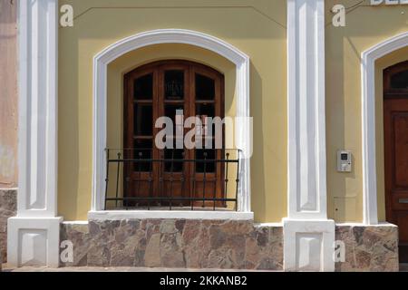 Tilcara, Argentinien. 25. November 2022: Fenster des alten Hauses in Tilcara, Nordargentinien. Stockfoto