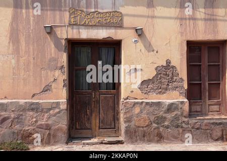 Tilcara, Argentinien. 25. November 2022: Fenster des alten Hauses in Tilcara, Nordargentinien. Stockfoto