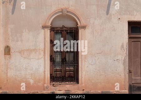 Tilcara, Argentinien. 25. November 2022: Fenster des alten Hauses in Tilcara, Nordargentinien. Stockfoto