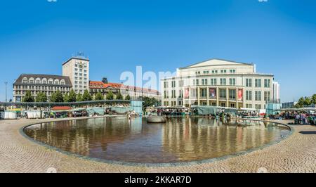 Leipzig, Deutschland - 4. August 2015: Altes Rathaus in Leipzig mit Menschen am Marktplatz. Um 1165 wurde Leipzig kommunaler Status und Markt verliehen Stockfoto