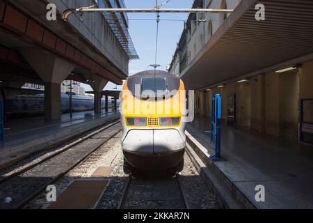 Marseille, Frankreich - 10. Juli 2015: Zug wartet auf Passagiere im historischen Bahnhof Saint Charles in Marseille. Stockfoto