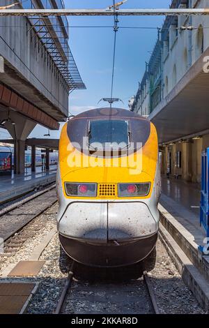 Marseille, Frankreich - 10. Juli 2015: Zug wartet auf Passagiere im historischen Bahnhof Saint Charles in Marseille. Stockfoto