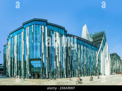 Leipzig, Deutschland - August 8. 2015: Erick van Egeraat baute 2008 die moderne Universitätshalle am Augustus-Platz in Leipzig. Design war eine Reminiszenz Stockfoto