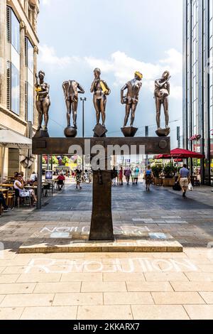 Leipzig, Deutschland - 4. August 2015: Blick auf die moderne Skulptur von Bernd Goebel, benannt nach den frühen Zeitgenossen. Stockfoto