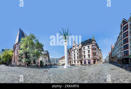 Leipzig, Deutschland - 4. August 2015: Blick in Leipzig auf den alten Nicolai-Platz mit alten Häusern und Nicolai-Säule, Denkmal für die friedliche Revolution 1 Stockfoto