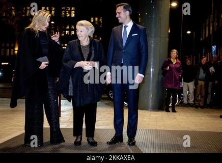 AMSTERDAM - Königin Maxima und Prinzessin Beatrix kommen am Concertgebouw an. Sie besuchen ein Konzert des Royal Concertgebouw Orchestra, das vom 26-jährigen zukünftigen Chefdirigent Klaus Makela geleitet wird. Königin Maxima ist die Gönnerin des Orchesters. ANP ROBIN UTRECHT niederlande raus - belgien raus Stockfoto