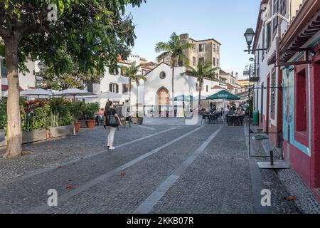 FUNCHAL, 2022. oktober 12, Stadtbild mit dem Beginn des Abendlebens rund um die Porto Santo Kapelle in der Altstadt, aufgenommen im hellen Herbstlicht auf 12 oc Stockfoto