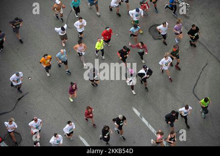 Austin Texas, USA, November 24 2022: Einige von mehr als 20,00 Läufern und Wanderer nehmen an der jährlich stattfindenden ThunderCloud Subs Turkey Trot 32. Teil, einer 8 km langen Veranstaltung durch die Innenstadt von Austin. Die Läufer hatten einen leichten Nieselregen und kühlere Temperaturen, was vor dem traditionellen Thanksgiving-Abendessen eine angenehme Aktivität am Morgen war. ©Bob Daemmrich Stockfoto