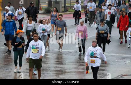 Austin Texas, USA, November 24 2022: Einige von mehr als 20,00 Läufern und Wanderer nehmen an der jährlich stattfindenden ThunderCloud Subs Turkey Trot 32. Teil, einer 8 km langen Veranstaltung durch die Innenstadt von Austin. Die Läufer hatten einen leichten Nieselregen und kühlere Temperaturen, was vor dem traditionellen Thanksgiving-Abendessen eine angenehme Aktivität am Morgen war. ©Bob Daemmrich Stockfoto