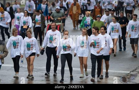 Austin Texas, USA, November 24 2022: Einige von mehr als 20,00 Läufern und Wanderer nehmen an der jährlich stattfindenden ThunderCloud Subs Turkey Trot 32. Teil, einer 8 km langen Veranstaltung durch die Innenstadt von Austin. Die Läufer hatten einen leichten Nieselregen und kühlere Temperaturen, was vor dem traditionellen Thanksgiving-Abendessen eine angenehme Aktivität am Morgen war. ©Bob Daemmrich Stockfoto