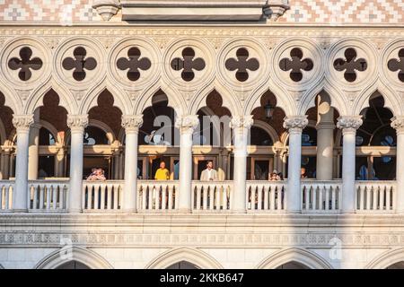 Las Vegas, USA - 17. Juli 2008:The Venetian Resort Hotel & Casino. Das Resort wurde am 3. Mai 1999 eröffnet und es flattern weiße Tauben, singende Gondoliere und Stockfoto