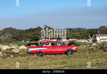 Carmel, USA - 26. Juli 2008: Ein Oldtimer fährt auf der 17 Meilen langen Fahrt in der Nähe von carmel bei einer Oldtimer-Rallye. Stockfoto