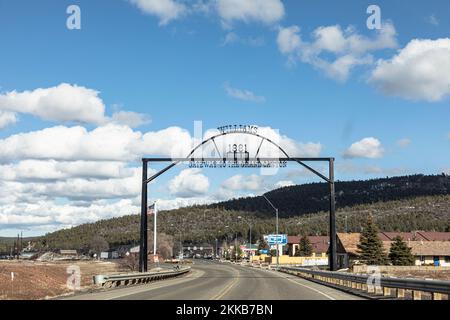 Williams, Arizona - 7. März 2019: Beim Betreten des eisernen Stadttores zur Stadt Williams, dem Tor zum Grand Canyon. Stockfoto