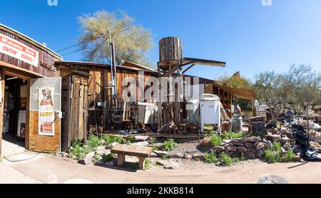 Oatman Ghost Town, USA - 3. März 2019: Panoramablick auf die berühmte 'lebende Geisterstadt' entlang der historischen Route 66. Stockfoto