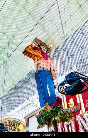 Las Vegas, USA - 10. MÄRZ 2019: Berühmtes Cowboy-Neonschild hoch über der Fremont Street. Stockfoto