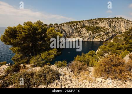 Aussicht,Aussicht,Aussichtspunkt,Fotogelegenheit,von,Wandern,Pfad,as,Boote,Kajaks,betreten,Calanque D-en Vau,nur,zugänglich,mit,Boot,Kajak,oder,zu Fuß,Marseille,Calanques National Park,Marseille,Kommune in, Bouches-du-Rhône Rhône, die zweitgrößte Stadt von Marseille, die französische Hauptstadt, Marseille, die Präfektur, Marseille, Marseille, Der Region Provence-Alpes-Côte d'Azur. Südfrankreich, Frankreich, Frankreich, zweitgrößte Stadt in Frankreich, August, Sommer, Europa, Europa, die Klippen der Calanques sind ein Naturwunder eingebettet zwischen Marseille und Cassis. Creek, Bucht, Tourboote Stockfoto