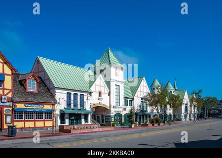 Solvang, California, USA - 22. APRIL 2019: Alte Hauptstraße in der historischen Innenstadt von Solvang, Santa Ynez Valley in Santa Barbara County. Ein dänisches Dorf i Stockfoto