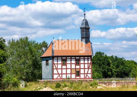 Neu Anspach, Deutschland - 2. Jul 2019: Alte Fachwerkkirche im Freilichtmuseum Hessenpark in Neu Anspach. Stockfoto