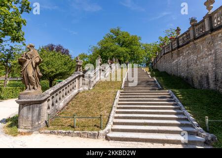 Wurzbueg, Deutschland - 16. Juli 2019: Schöne Residenz mit Blumengarten in Würzburg Stockfoto