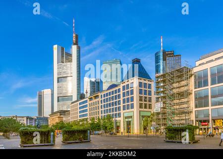 Frankfurt, Deutschland - 23. Juli 2019: Blick auf die Skyline von wof Frankfurt mit dem berühmten Wolkenkratzer, der von den wichtigsten europäischen Banken gebaut wurde. Frankfurt ist die Stockfoto