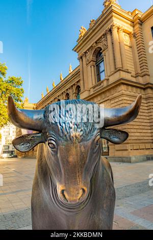 Frankfurt, Deutschland - 23. Juli 2019: Stier- und Bärenstatuen an der Frankfurter Börse in Frankfurt, Deutschland. Die Frankfurter Börse ist die 12th Stockfoto