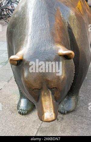 Frankfurt, Deutschland - 23. Juli 2019: Stier- und Bärenstatuen an der Frankfurter Börse in Frankfurt, Deutschland. Die Frankfurter Börse ist die 12th Stockfoto