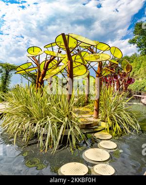 Meran, Provinz Bozen/Italien - 5. August 2019: Garten der Liebe mit landschaftlicher Kunst und See in, die Gärten von Schloss Trauttmansdorff, Süd-Tyr Stockfoto