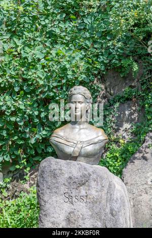 Meran, Provinz Bozen/Italien - 5. August 2019: Denkmal der Königin und Kaiserin Sissi oder Sisi im Blumenbeet. Das Hotel befindet sich in, die Gärten von Schloss Trauttma Stockfoto