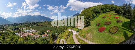 Meran, Provinz Bozen/Italien - 5. August 2019: Panoramagarten und Panoramablick in, die Gärten von Schloss Trauttmansdorff, Südtirol, Ita Stockfoto