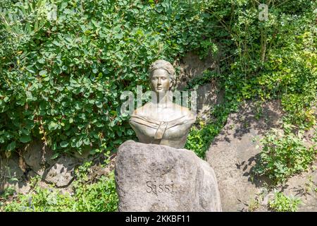 Meran, Provinz Bozen/Italien - 5. August 2019: Denkmal der Königin und Kaiserin Sissi oder Sisi im Blumenbeet. Das Hotel befindet sich in, die Gärten von Schloss Trauttma Stockfoto