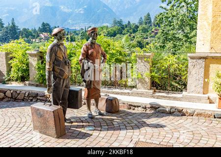 Meran, Provinz Bozen/Italien - 5. August 2019: Statue der Touristen im Stil der 60s im Touriseum im Schloss Trauttmansdorff, Südtirol Stockfoto